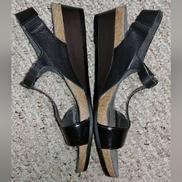 Naot Unicorn leather t-strap sandals - Picture 3 of 9